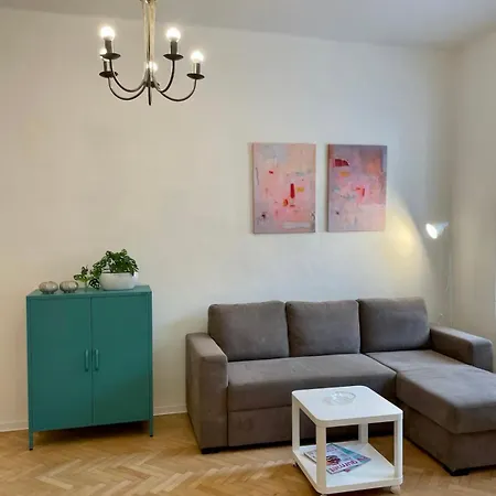 Nikki's Vintage In Old Town Apartment