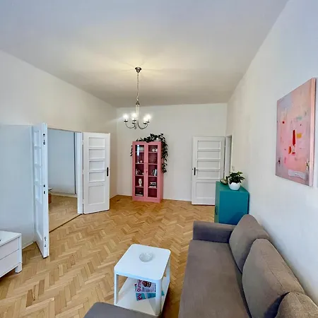 Nikki's Vintage In Old Town Apartment