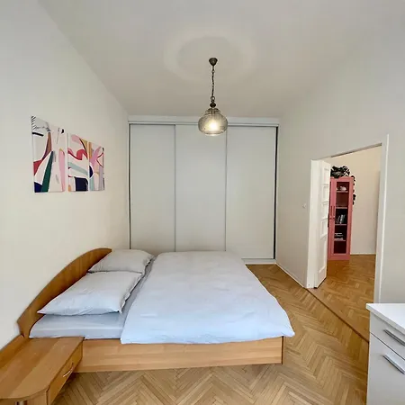 Nikki's Vintage In Old Town Apartment *